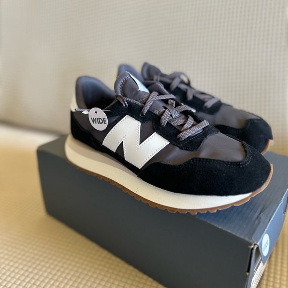 New Balance - Picture 3 of 8